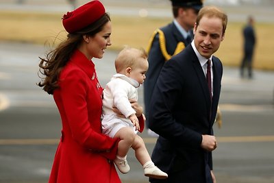 Kembridžo hercogienė Catherine ir princas Williamas su sūnumu George'u