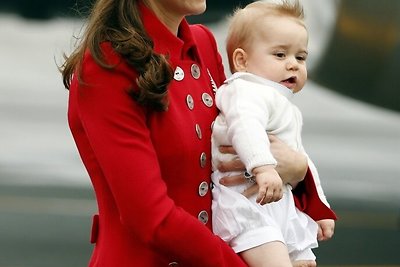 Kembridžo hercogienė Catherine su sūnumu George'u