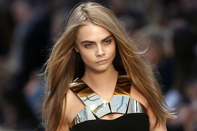 Tobula moteris anot moterų turėtų turėti Caros Delevingne antakius