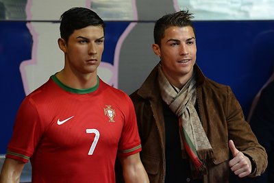 Cristiano Ronaldo ir jo vaškinė figūra