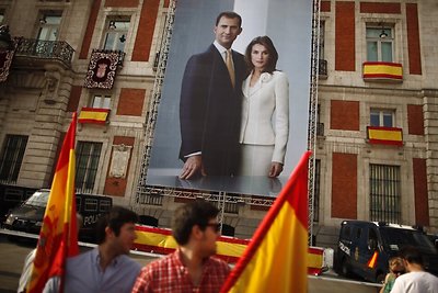 Karaliaus Felipe VI ir karalienės Letizios plakatas Madrido gatvėse