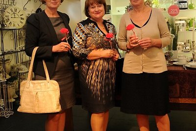 Liudvika Meškauskaitė (centre)