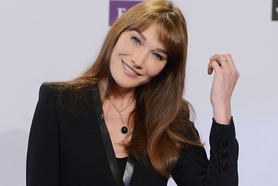 Carla Bruni prie modelio darbo grįžo reklamuodama įspūdingus „Bulgari“ papuošalus