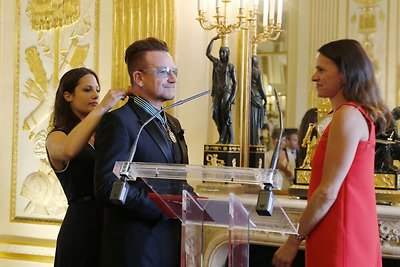 Bono ir Prancūzijos kultūros ministrė Aurelie Filippetti