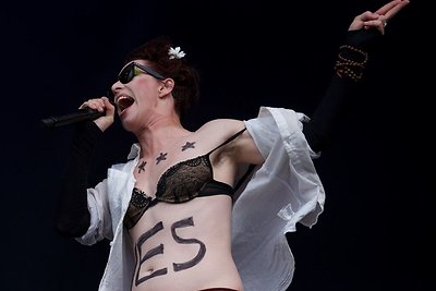 Amanda Palmer dėl nuslydusios liemenėlės kilus triukšmui scenoje išsirengė visiškai