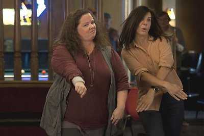 Sandra Bullock ir Melissa McCarthy komedijoje „Vienas šūvis. Dvi kulkos“