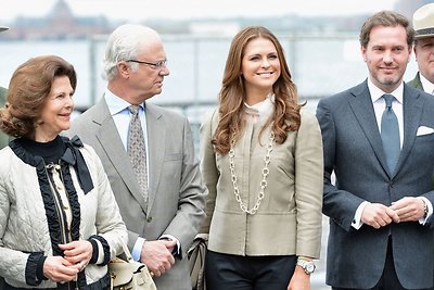 Karalienė Silvia, karalius Carlas Gustafas, princesė Madeleine ir Chrisas O'Neillas