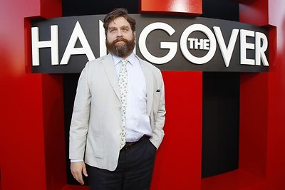 Senų draugų nepamirštantis Zachas Galifianakis į filmo „Pagirios 3: velniai žino kur“ premjerą atsivedė buvusią benamę