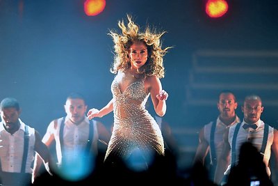 Jennifer Lopez ir Pitbullis pristato naują vasara alsuojantį hitą „Live it Up“