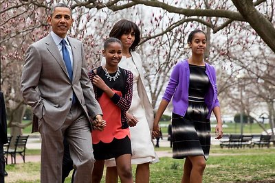 Barackas ir Micelle Obamos su dukterimis Sasha ir Malia