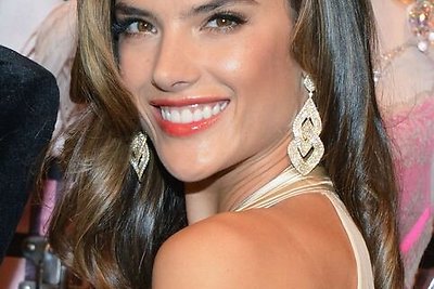 Manekenė Alessandra Ambrosio ėmėsi dizainerės amato