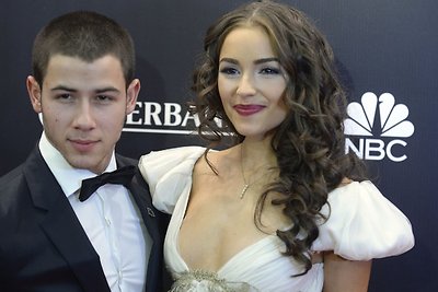 Dainininkas Nickas Jonas su mylimąja „Mis Visata 2012“ Olivia Culpo