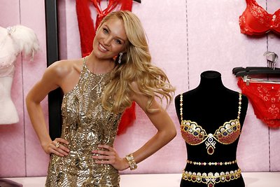 Candice Swanepoel su „Royal Fantasy Bra“ liemenėle