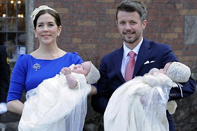 Danijos princas Frederikas su žmona princese Mary ir dvyniais Vincentu ir Josephine