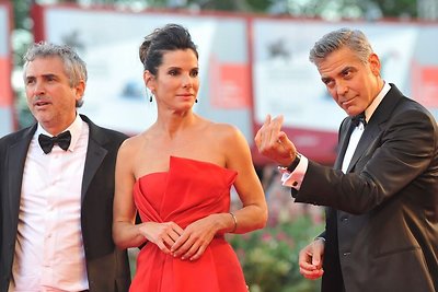 Režisierius Alfonso Cuaronas su aktoriais Sandra Bullock ir George'u Clooney