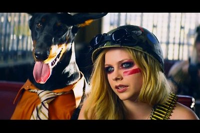 Avril Lavigne pristatė komišką dainos „Rock N' Roll“ vaizdo klipą