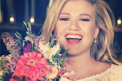 Dainininkė Kelly Clarkson apie sužadėtinio vaikus: „Šešerius metus buvau vieniša, o dabar tapau dvylikametės ir šešiamečio motina“