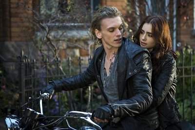 Lily Collins ir Jamie Campbellas Boweris filme „Mirties įrankiai: Kaulų miestas“