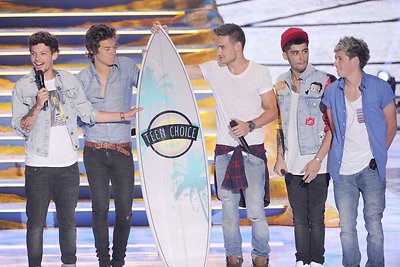 „Teen Choice Award“ apdovanojimuose triumfavo serialas „Gražiosios melagės“ ir vaikinų grupė „One Direction“