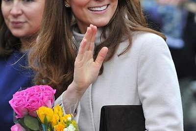 Williamas ir Kate Kembridže dovanų gavo kūdikio drabužėlių