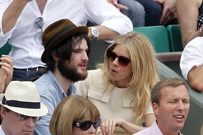 Besilaukianti britų aktorė Sienna Miller susituoks su savo būsimo kūdikio tėvu Tomu Sturridge'u