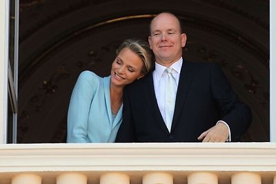 Kunigaikštis Albertas II ir Charlene Wittstock po civilinės santuokos penktadienį