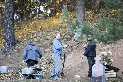 Ant Vytauto Šapranausko kapo pastatytas paminklas