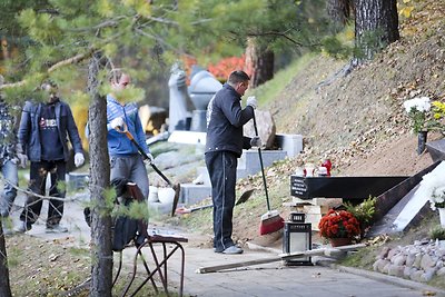 Ant Vytauto Šapranausko kapo pastatytas paminklas