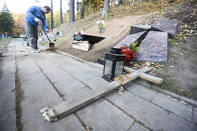 Ant Vytauto Šapranausko kapo pastatytas paminklas