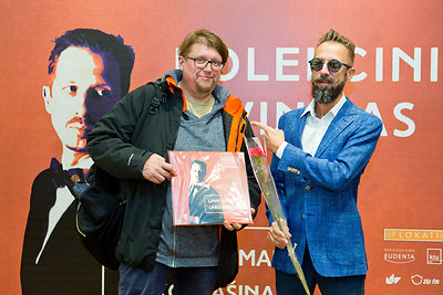 Lino Adomaičio vinilo pristatymo akimirka