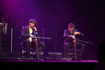 Violončelininkų duetas „2 Cellos“