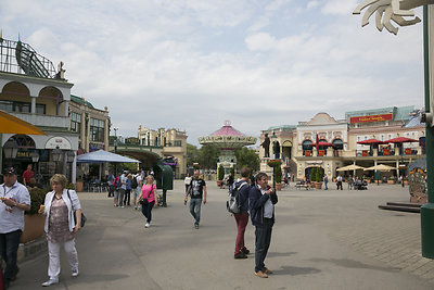 Monika Linkytė ir Vaidas Baumila linksminosi atrakcionų parke