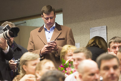 Diplomų teikimo ceremonijos akimirka