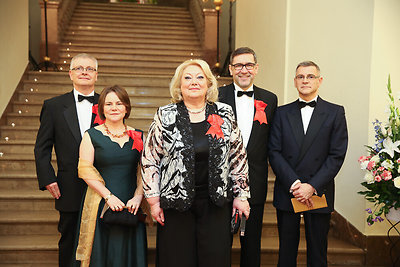 Maryse Eveline Berniau (centre)