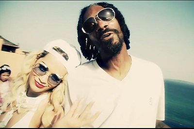 Įvertinkite: Rita Ora ir Snoop Lion pristatė bendros ir itin vasariškos dainos „Torn Apart“ vaizdo klipą