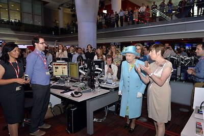 Netikėtas karalienės Elizabeth II pasirodymas BBC pertraukė naujienų skaitymą žinių studijoje