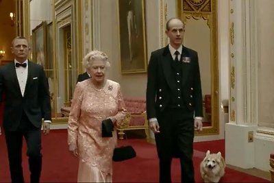 Karalienė Elizabeth II pati pasisiūlė dalyvauti Londono olimpiados atidarymo epizode su Džeimsu Bondu