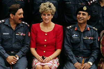 Princesė Diana su kariais Pakistane (1991 m.)