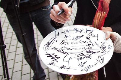 Lėkštė su komandos narių autografais