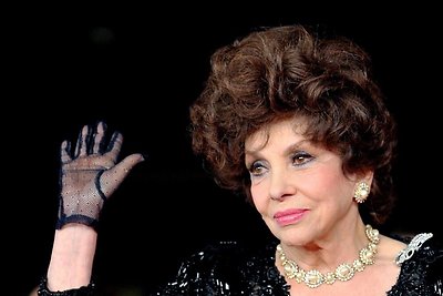 Italų aktorė Gina Lollobrigida labdaros tikslais parduoda savo deimantinius papuošalus