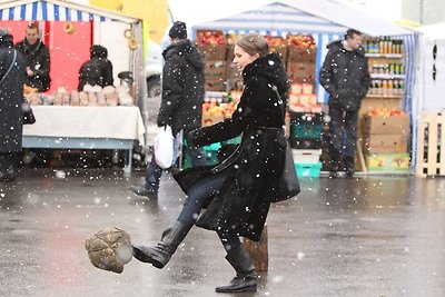 Vaida Grikšaitė-Česnauskienė Kaziuko mugėje spardė šiaudinį futbolo kamuolį