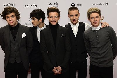 Įvertinkite: paauglių numylėtiniai „One Direction“ vaikinai pristatė naują vaizdo klipą „Kiss You“