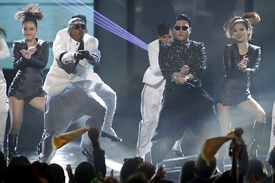 Amerikos muzikos apdovanojimų scenoje Psy siautėjo su repo legenda MC Hammer