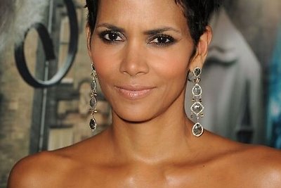 Holivudo žvaigždė Halle Berry išsigandusi vorų spruko iš namų