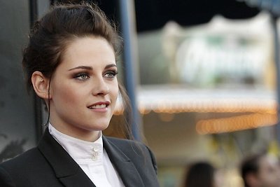 Kristen Stewart iš geriausiai apmokamos aktorės pozicijos išstūmė Angeliną Jolie