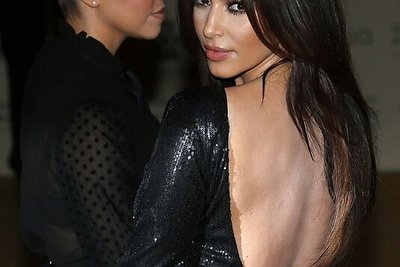 Kourtney (kairėje) ir Kim Kardashian