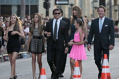 Sylvesteris Stallone su žmona Jennifer Flavin, dukromis ir broliu Franku