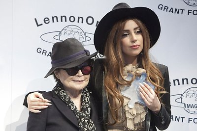 Aktyvistė Yoko Ono įteikė taikos apdovanojimą Lady Gagai