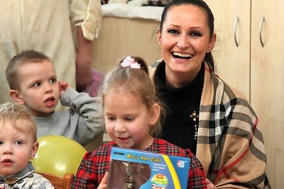 Jolanta Sadauskienė ir Inga Budrienė likimo nuskriaustiems vaikams dovanojo šilumą ir būtinų daiktų