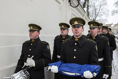 Tradicinės vėliavos pakėlimo ceremonijos akimirka